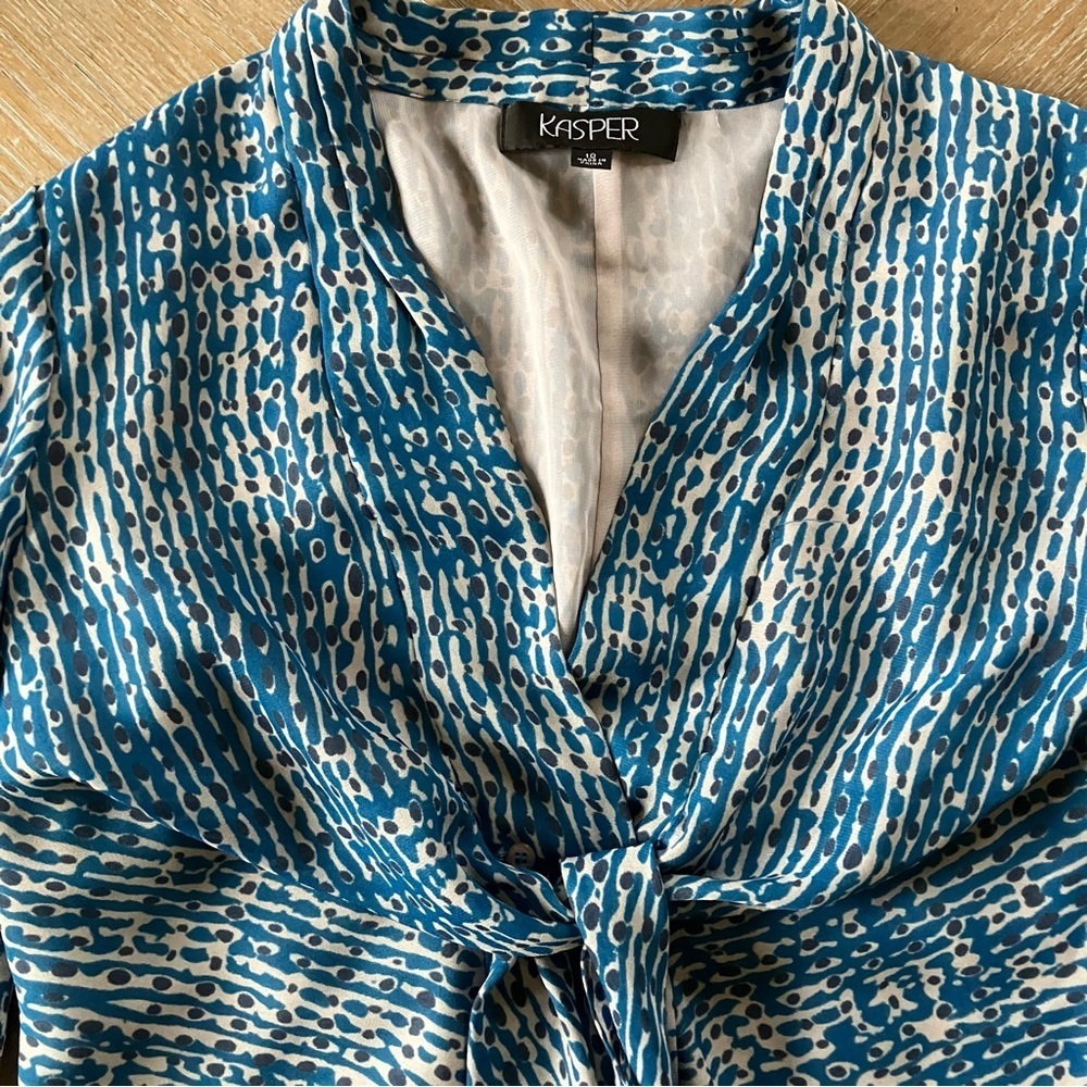 Kasper Woman’s V-neck Tie Button Down Abstract Blue Blouse (10) - Picture 2 of 7